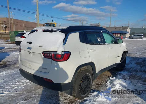 2018 Jeep Compass Latitude 4X4 z USA, uszkodzony, nr VIN 3C4NJDBB4JT168415